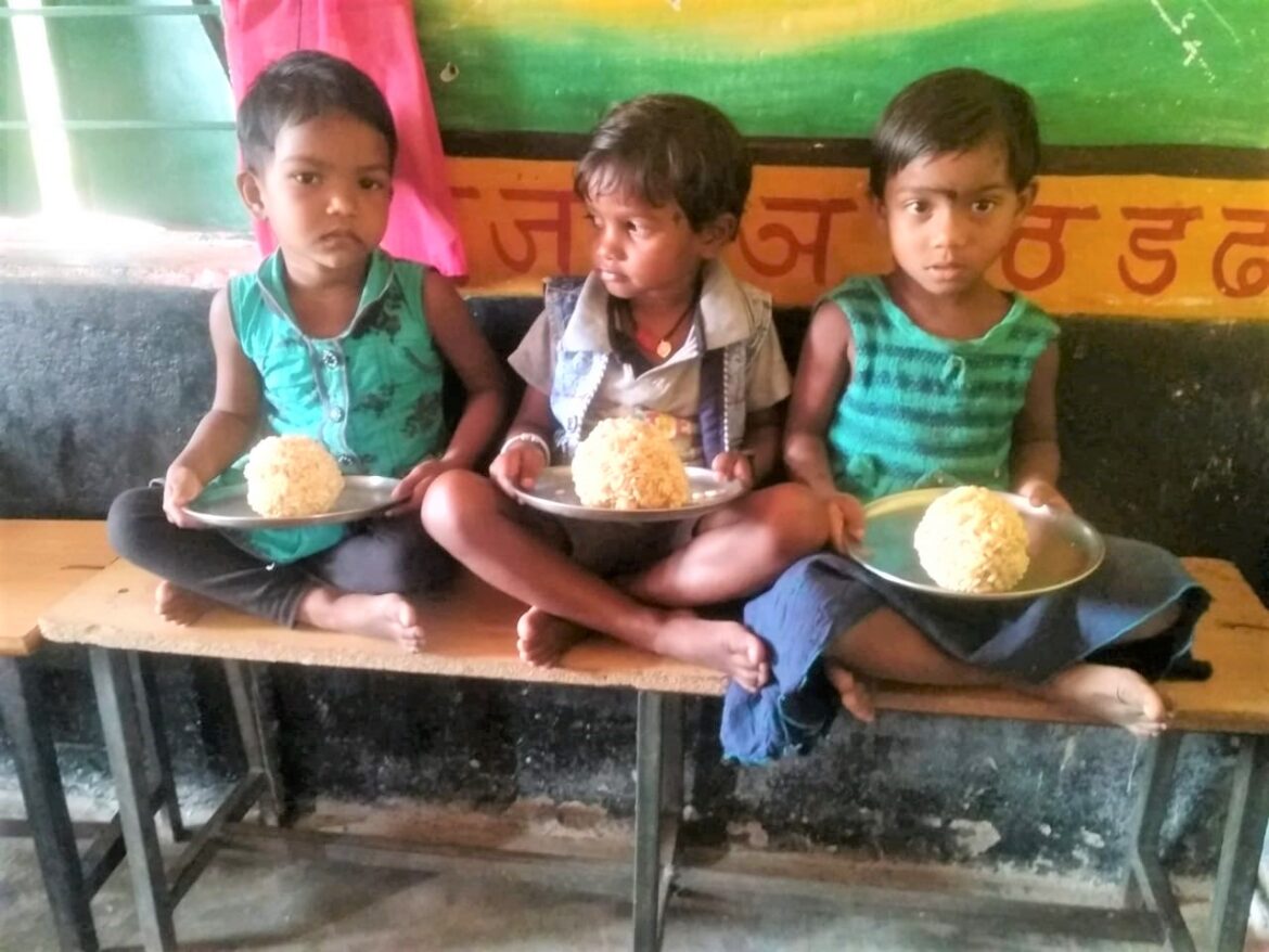 मुख्यमंत्री सुपोषण अभियान के तहत साढ़े 18 हजार से अधिक बच्चों को दिया जा रहा है पौष्टिक लड्डू..कोरोना संक्रमण को देखते हुए घर पहुचाया जा रहा है पौष्टिक भोजन