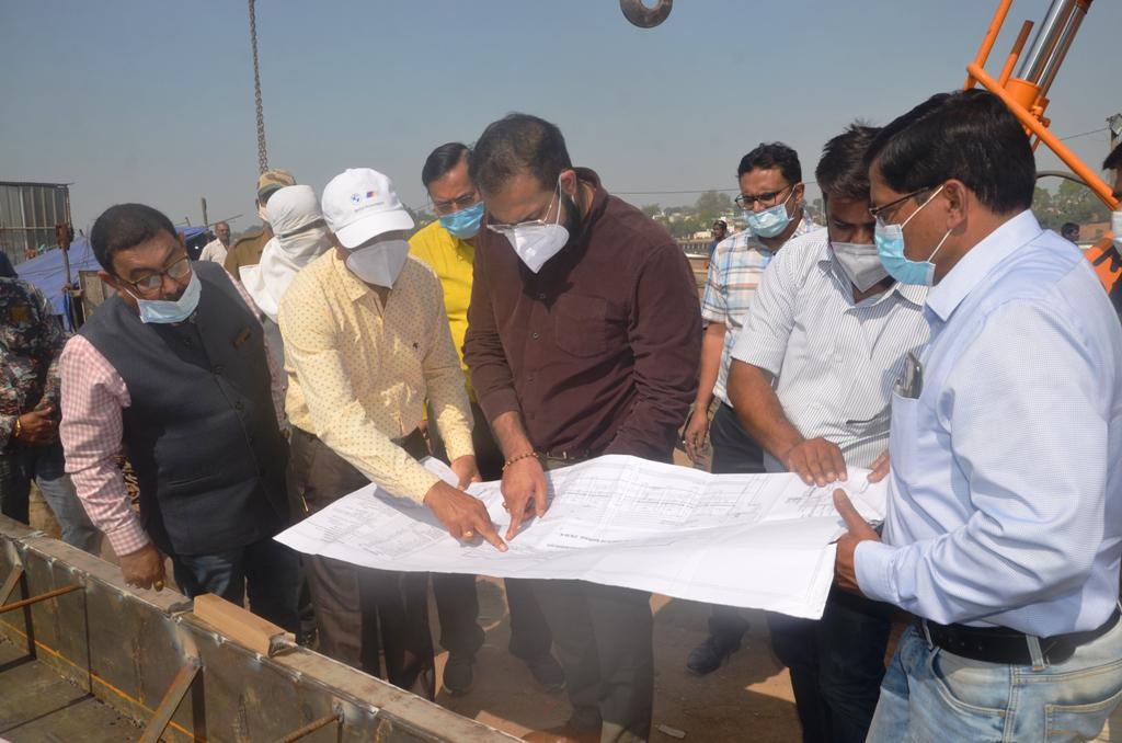 कलेक्टर ने शहर में चल रहे विकास कार्यो का किया सघन निरीक्षणसड़क चौड़ीकरण की धीमी गति पर जताई गहरी नाराजगी..                                                                                        समय सीमा में गुणवत्ता के साथ कार्य पूर्ण करने के दिए सख्त निर्देशशिवघाट और पचरीघाट बैराज का कार्य जून 2022 तक हर हाल किया जाए पूरा..