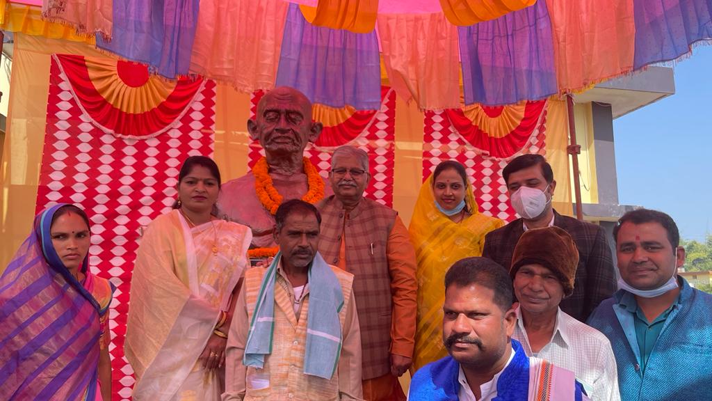 नेताप्रतिपक्ष कौशिक ने ग्राम किरना मे किया राष्ट्रपिता महात्मा गांधी के मूर्ति का अनावरण..