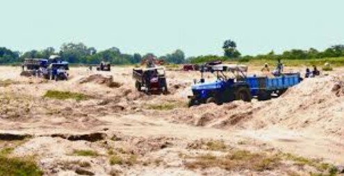 अवैध उत्खनन करते हुए 1 नग हाईवा एवं 11 नग ट्रैक्टर जप्त’’राजस्व, परिवहन,पुलिस और खनिज विभाग की संयुक्त टीम ने की कार्यवाही’