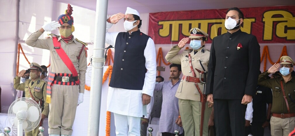 73 वें गणतंत्र दिवस पर संसदीय सचिव विकास उपाध्याय ने किया ध्वजारोहण..पुलिस ग्राउंड में गरिमामय समारोह का आयोजन, कोरोना वारियर्स स्वतंत्रता संग्राम सेनानी व शहीदों के परिजन सम्मानित..