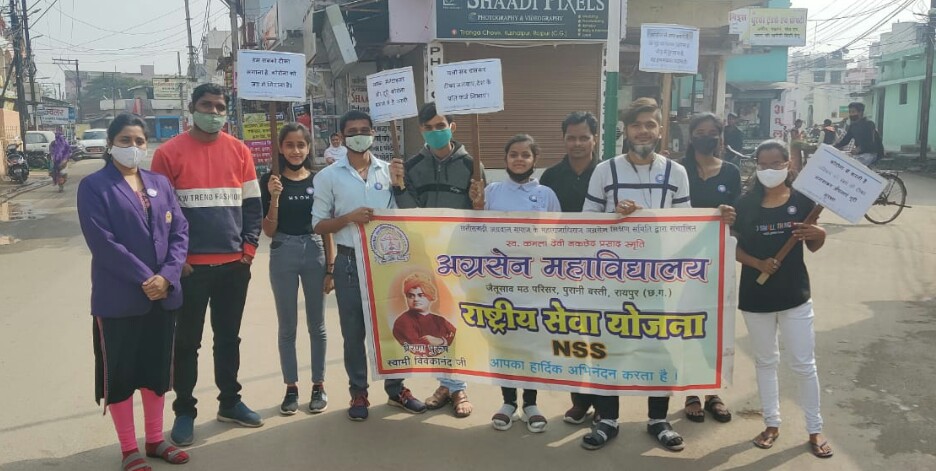 नुक्कड़ नाटक कर युवाओं ने दिया कोरोना से सुरक्षा का संदेश