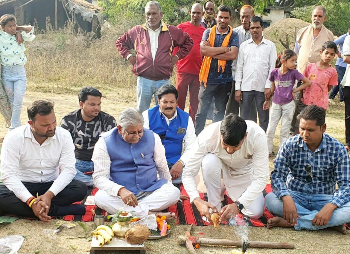 भाजपा और कांग्रेस नेताओं ने एक साथ किया भूमिपूजन धरम ने कहा.केन्द्रीय योजना से घर-घर पहुंचेगा साफ पानी..अंकित ने दुहराया..समग्र विकास का मतलब छत्तीसगढ़ मॉडल