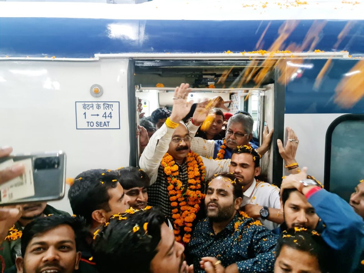 बिलासपुर पहुँची वंदे भारत एक्सप्रेस ट्रेन,राजनांदगांव से ट्रेन में सवार होकर पहुँचे अरुण साव..