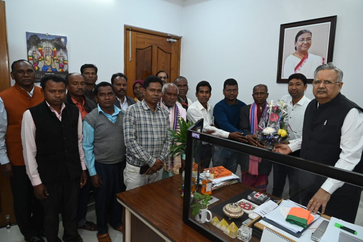 छत्तीसगढ़ के आदिवासी समुदाय ने पूर्व मुख्यमंत्री डॉ रमन सिंह से भेंट कर व्यक्त किया आभार