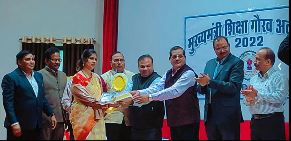 मुख्यमंत्री शिक्षा गौरव अलंकरण शिक्षा दूत से शिक्षिका निशा अवस्थी हुई सम्मानित..