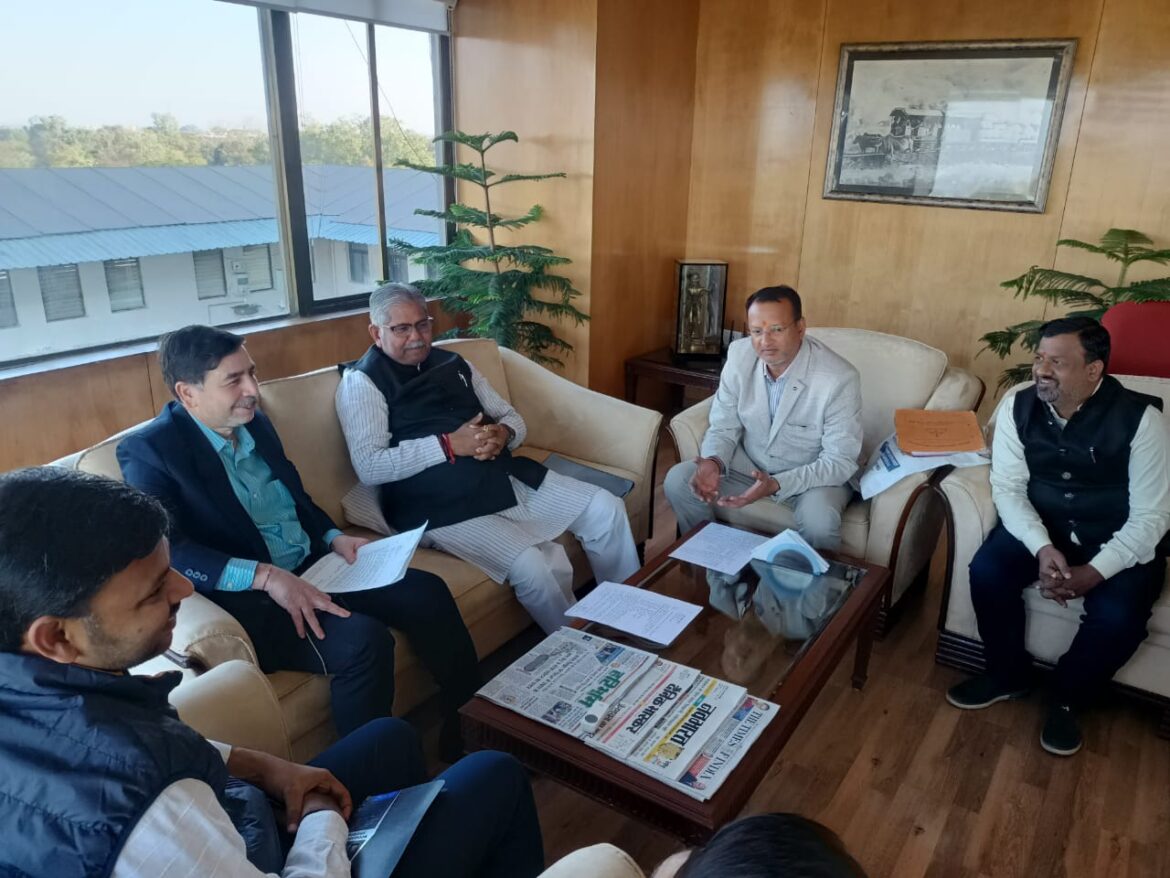 पूर्व विधानसभा अध्यक्ष कौशिक ने बिल्हा स्टेशन में एक्सप्रेस ट्रेनों के पुनः यथावत ठहराव को लेकर रेल्वे महाप्रबंधक से मुलाकात कर सौंपा ज्ञापन..