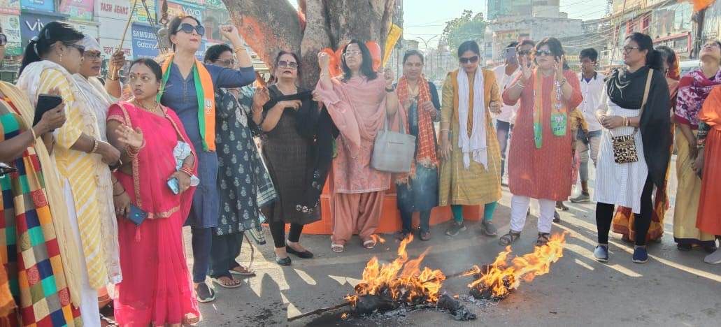 जिला भाजपा महिला मोर्चा ने किया मुख्यमंत्री का पुतला दहन..