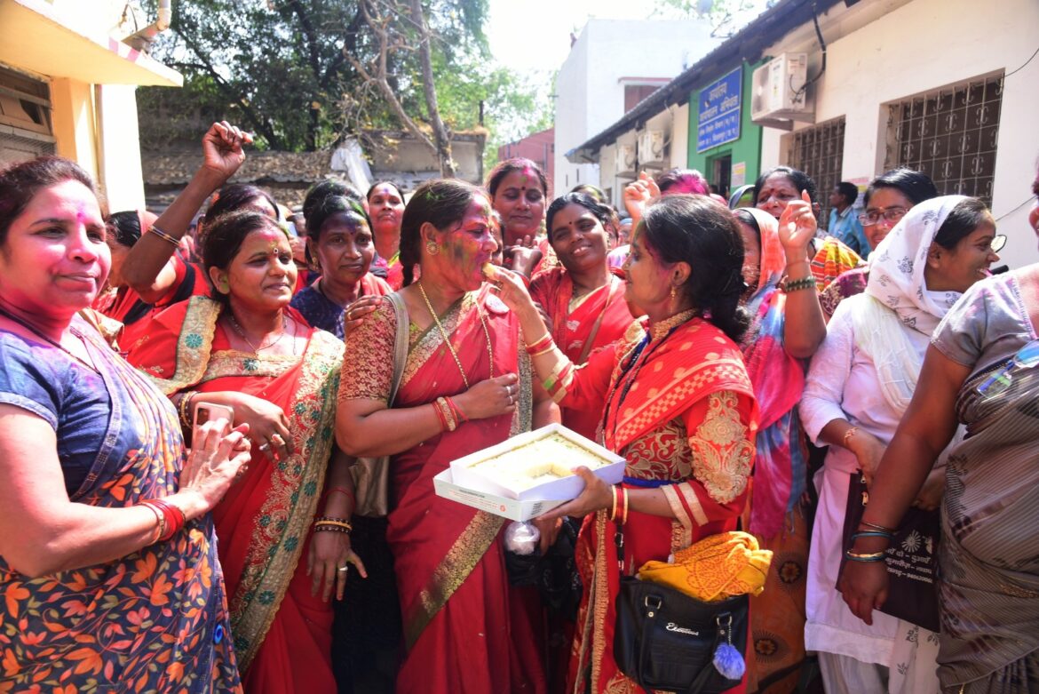 जिले की आंगनबाड़ी कार्यकर्ताओं और सहायिकाओं ने होली से पहले ही जमकर मनाई होली..
