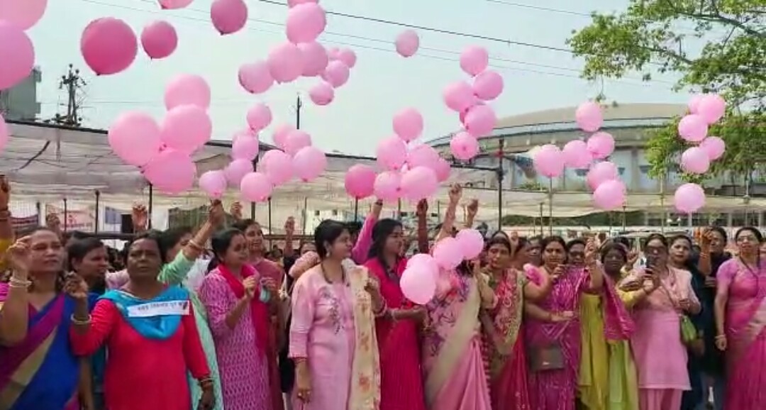 रायपुर में प्रदेश स्तर पर महिला एवं बाल विकास के महिला पर्यवेक्षक जुटे और उन्होंने सरकार के खिलाफ विरोध प्रदर्शन किया..