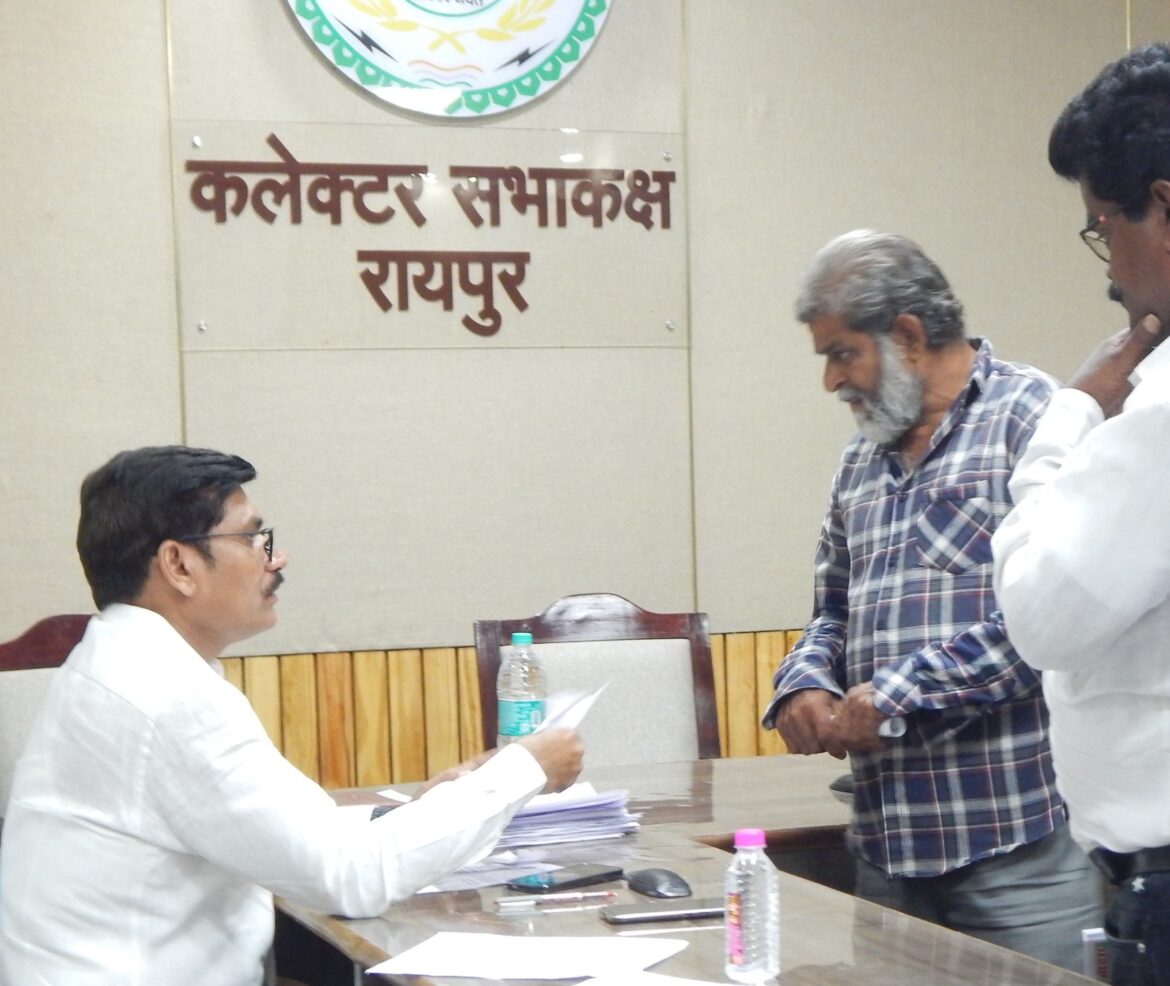 कलेक्टर जनचौपाल में सुनी गई नागरिकों की समस्याएं