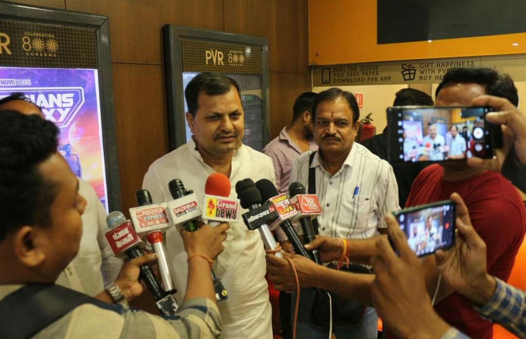 समाजसेवी प्रवीण झा सिनेमाघर जा कर “द केरला स्टोरी”फिल्म पत्रकारों के साथ देखी…