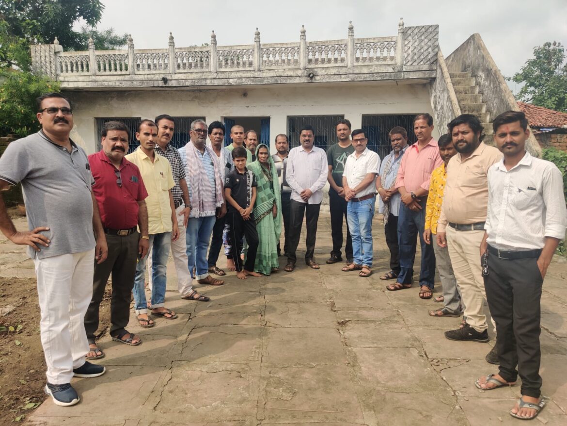 सर्व ब्राह्मण समाज संगठन के पदाधिकारियों ने विद्युत तरंग की चपेट से मृत स्वः अनिल तिवारी के गृह ग्राम हांफा पहुंचे..