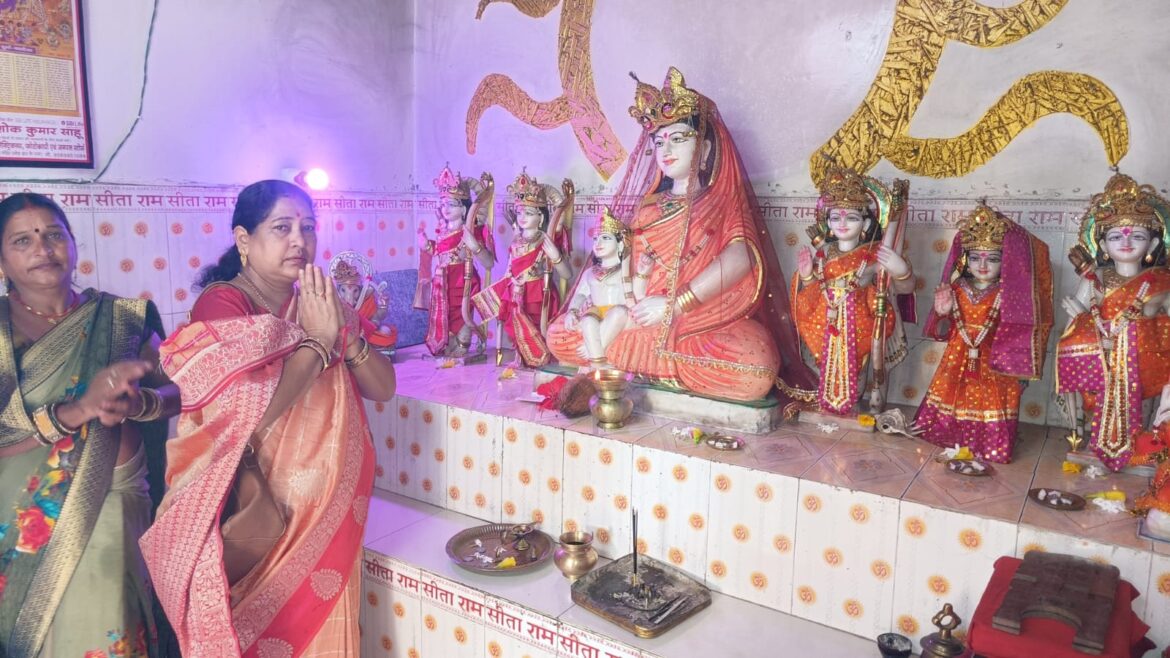ग्राम कोसला माता कौशल्या मंदिर दर्शन करने पहुँची पूर्व सांसद कमला पाटले.