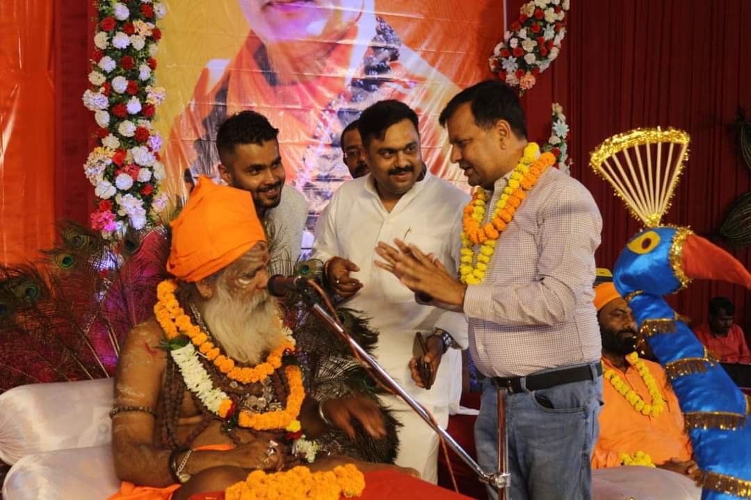 श्री रामकथा में शामिल हए समाजसेवी प्रवीण झा..