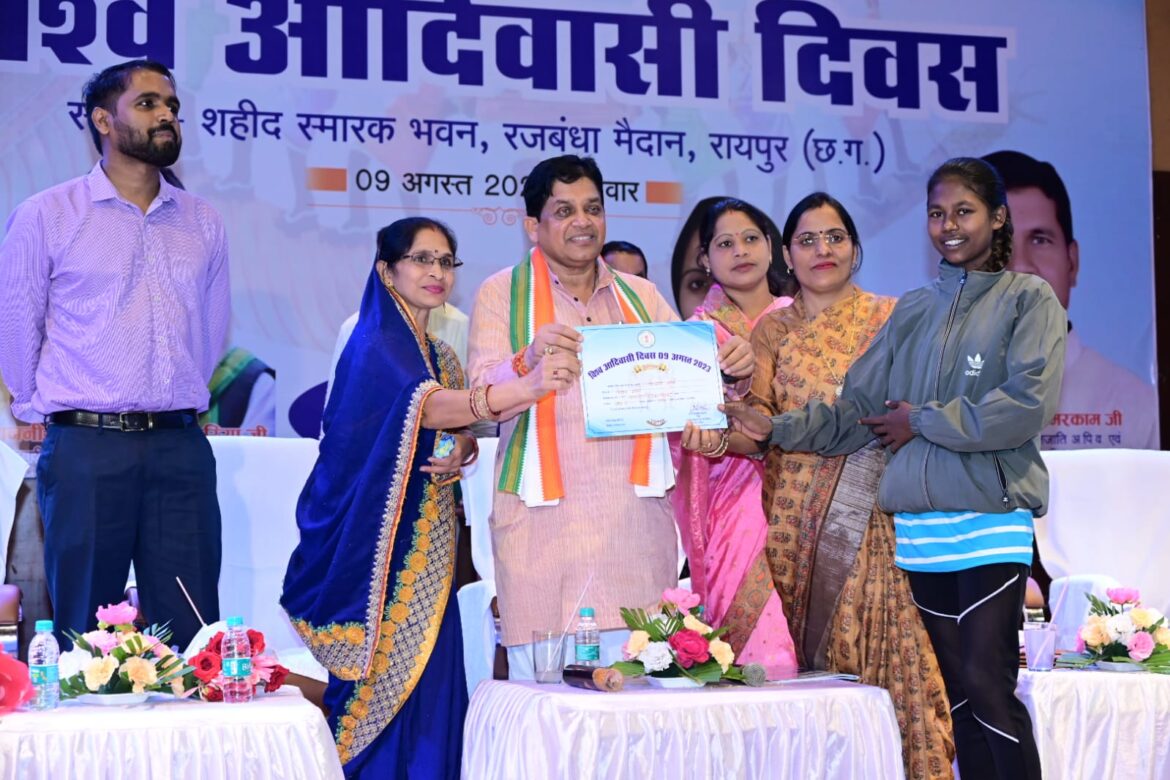 राज्य सरकार ने आदिवासी समाज के कल्याण के लिए उल्लेखनीय कार्य किए: मंत्री डहरिया