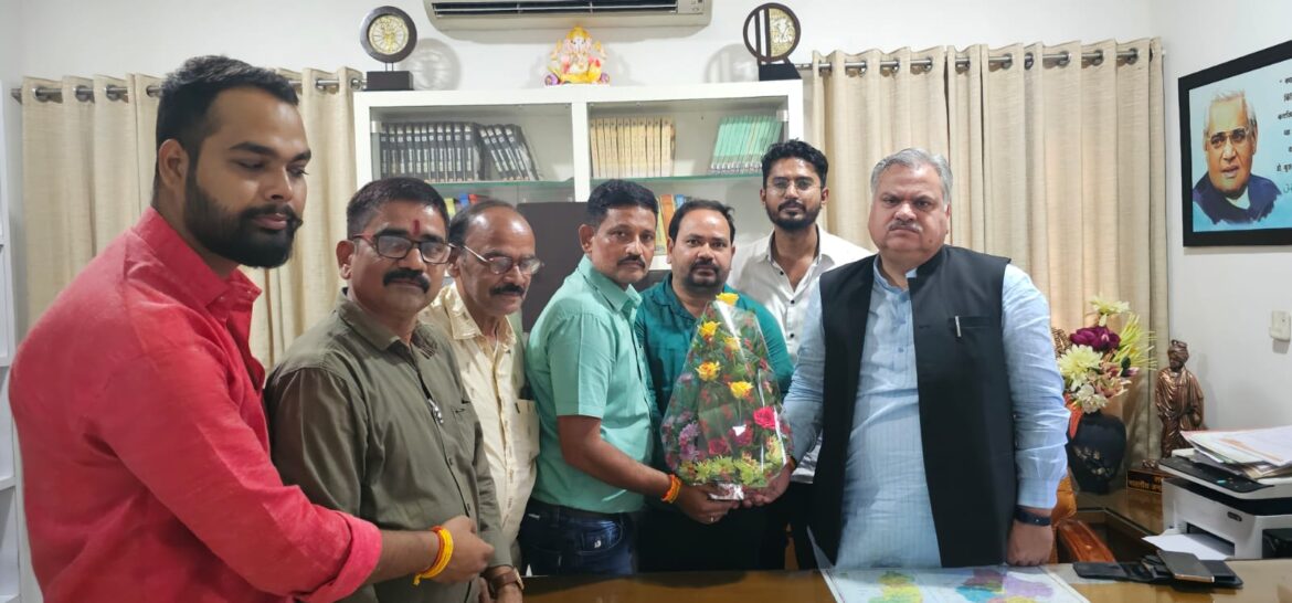 टिकट को लेकर ब्राह्मण समाज का प्रतिनिधि मंडल भाजपा के क्षेत्रीय संगठन मंत्री अजय जामवाल से की मुलाकात..