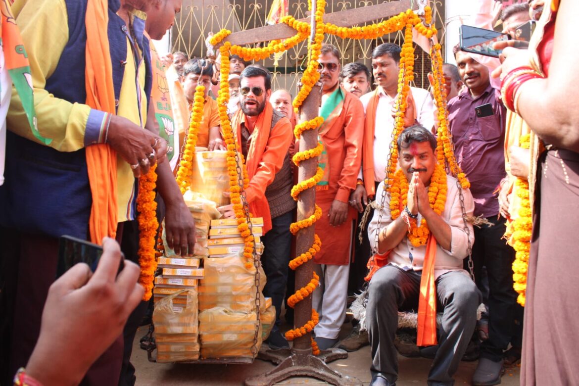 लड्डू से तौलकर किया जा रहा भाजपा प्रत्याशी सुशांत का स्वागत