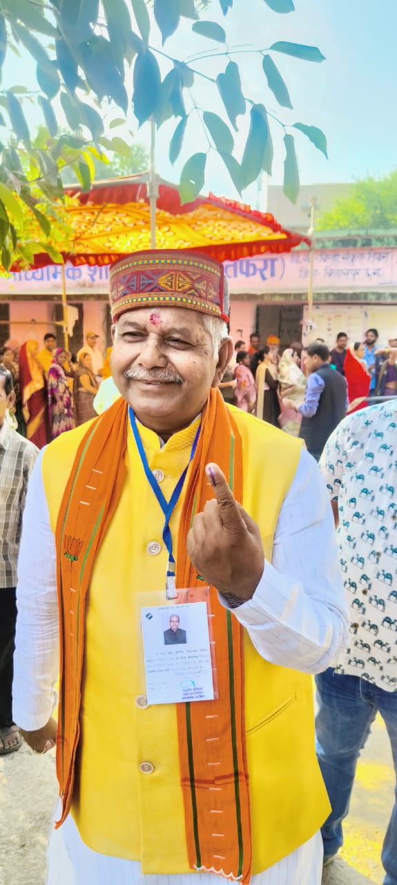 भाजपा प्रत्याशी विधानसभा बिल्हा धरमलाल कौशिक ने मतदान के केंद्र में पहुंच कर किया मतदान