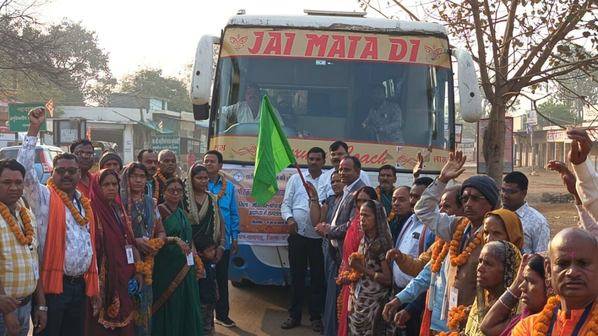 पामगढ़ जनपद से बस को हरी झंडी दिखाकर किया अयोध्या रवाना..