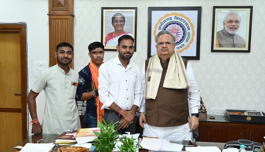 छत्तीसगढ़ विधानसभा अध्यक्ष पूर्व मुख्यमंत्री डा0 रमन सिंह के जन्म दिन पर भाजयुमो नेता राजा मिश्रा ने रायपुर निवास जाकर दिया बधाई शुभकामनाएं