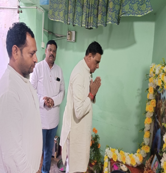 तेरहवीं कार्यक्रम में श्रद्धांजलि अर्पित करने पहुंचे भाजपा जिलाध्यक्ष गुलाब सिंह चंदेल,जिला मंत्री गुरूदयाल पाटले