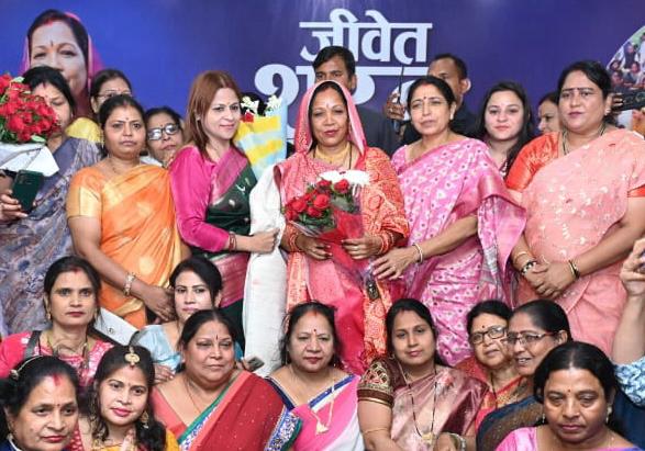 महिला मोर्चा की होली मिलन में शामिल हुईं राज्य महिला आयोग की अध्यक्ष एवं प्रदेश प्रवक्ता हर्षिता पाण्डे ,सीएम की धर्मपत्नी श्रीमती कौशल्या विष्णुदेव साय को दी जन्मदिन की बधाई