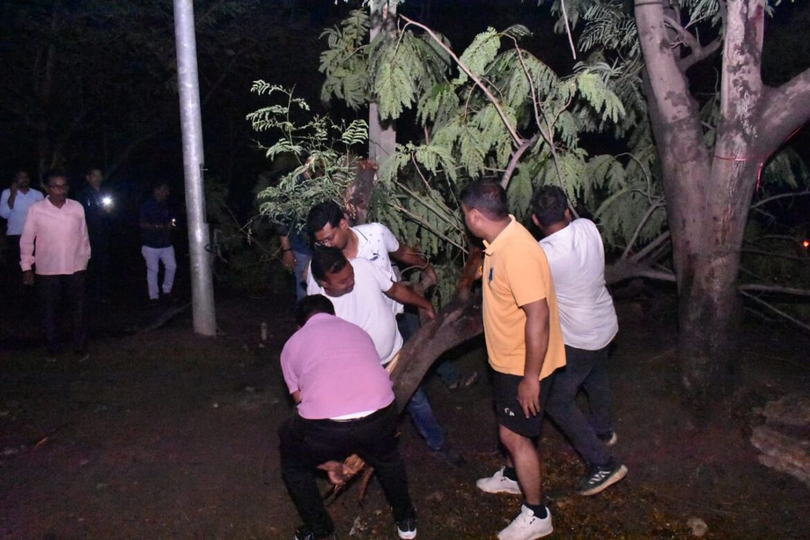 अंधड़ बारिश बिजली गुल:राहत कार्य में सड़कों पर उतरे विधायक सुशांत