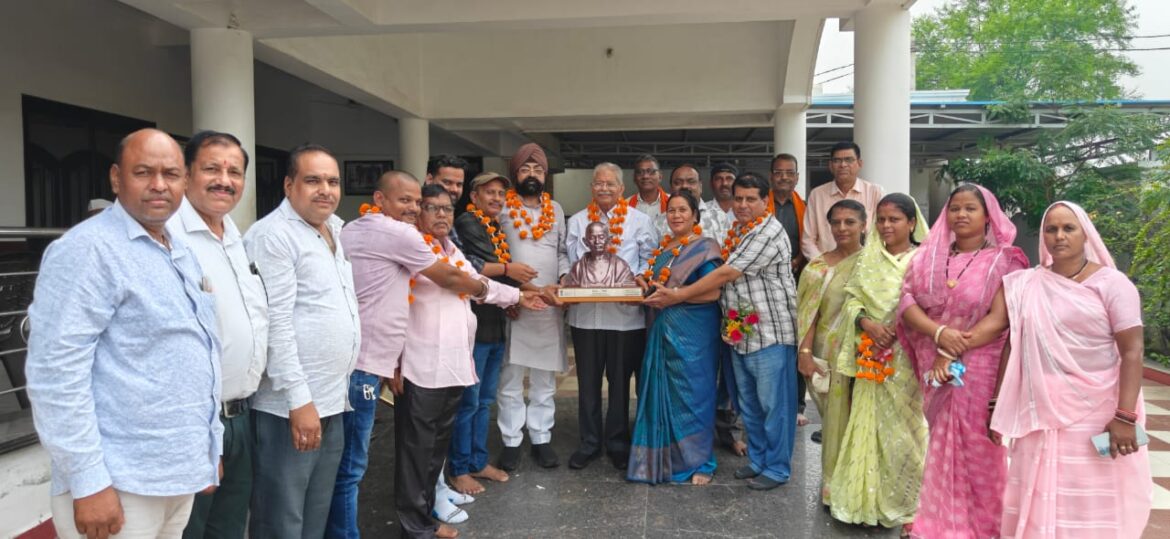 बिल्हा नगर पंचायत को स्वछता सर्वेक्षण के तहत राष्ट्रपति पुरस्कार मिलने पर नगर पंचायत बिल्हा निवासियों ने पूर्व विधानसभा अध्यक्ष धरमलाल कौशिक से किया भेंट