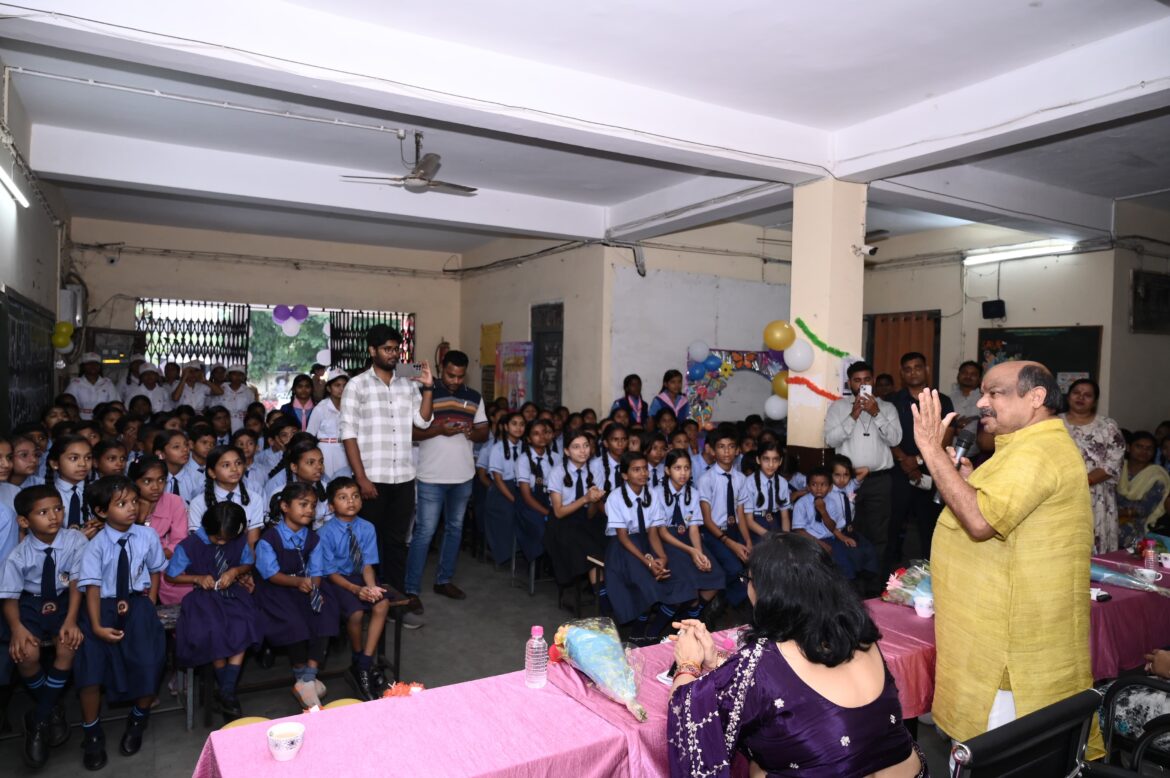 “उत्तर विधायक ने बढ़ाया विद्यार्थियों का उत्साह, शेड निर्माण का दिया आश्वासन”