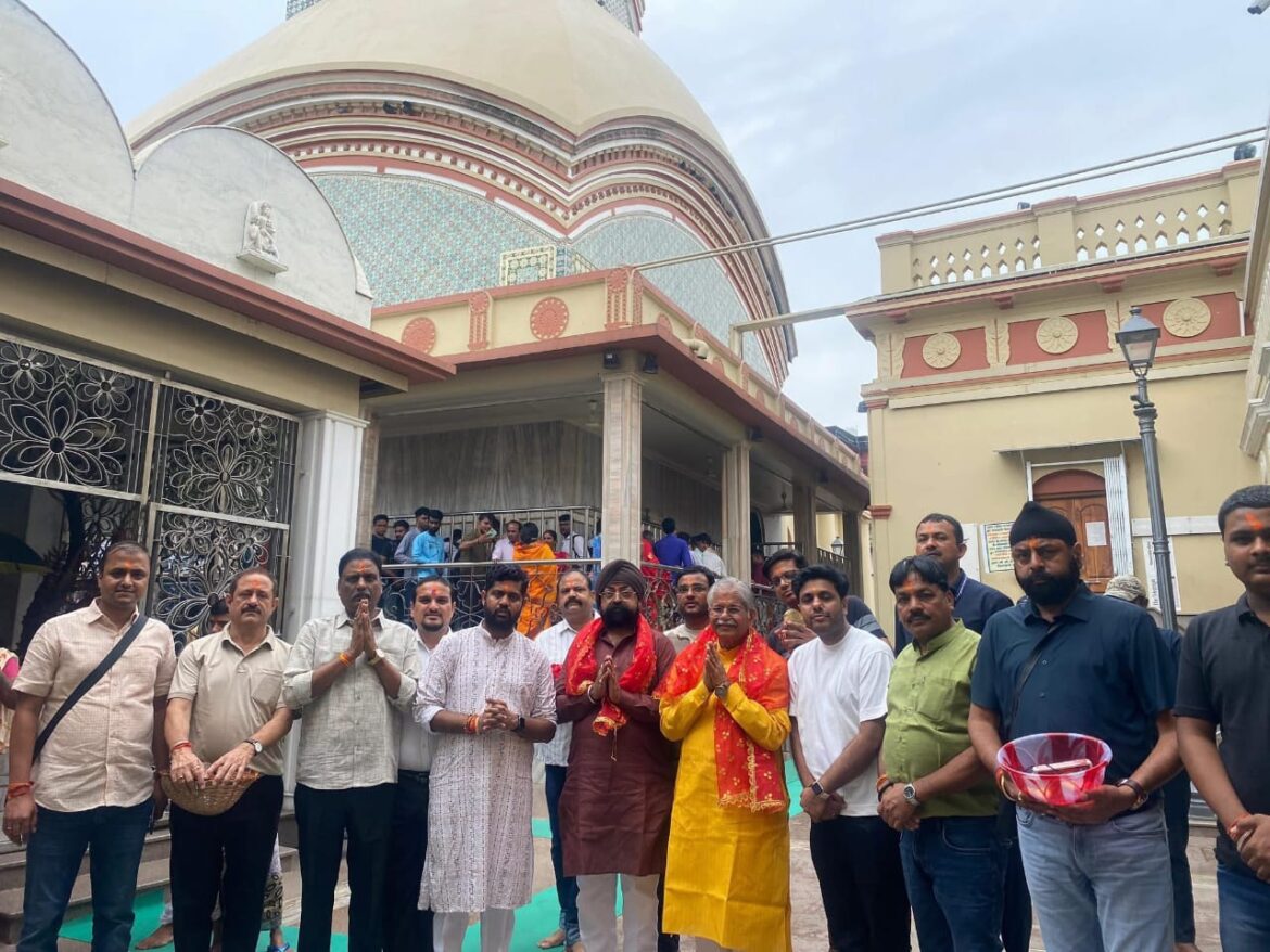 पूर्व विधानसभा अध्यक्ष धरमलाल कौशिक ने अपने धार्मिक यात्रा&nbsp; कोलकाता स्थित माँ काली के दर्शन कर विधिवत रूप से की पूजा अर्चना