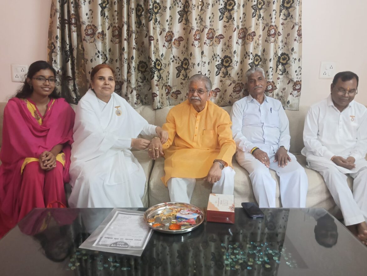 रक्षा बंधन के अवसर पर प्रजापिता ब्रजहाकुमारी दीदियों ने पूर्व विधानसभा अध्यक्ष धरमलाल कौशिक को बांधी राखी