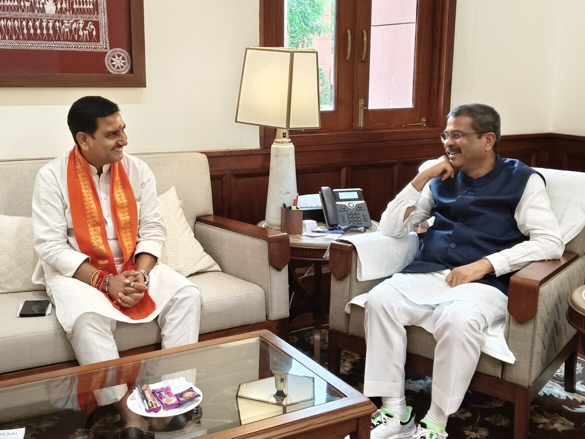 केंद्रीय आवासन एवं शहरी कार्य राज्य मंत्री तोखन साहू ने केंद्रीय शिक्षा मंत्री श्री धर्मेंद्र प्रधान से की मुलाक़ात