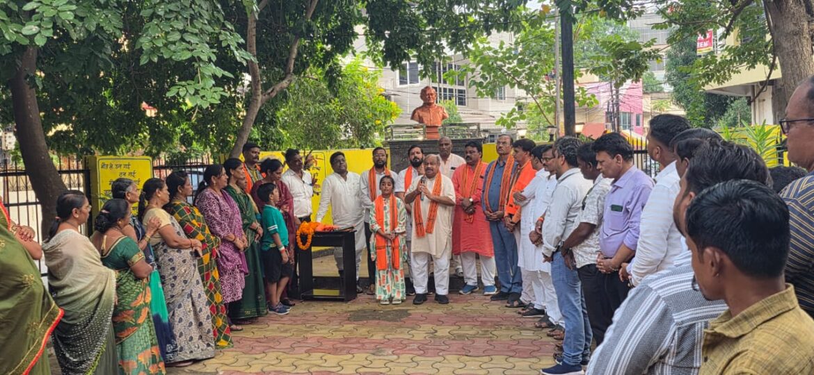 अटल चौक पर विधायक श्री पुरंदर मिश्रा जी ने अटल बिहारी वाजपेयी जी की पुण्यतिथि पर अर्पित की श्रद्धांजलि