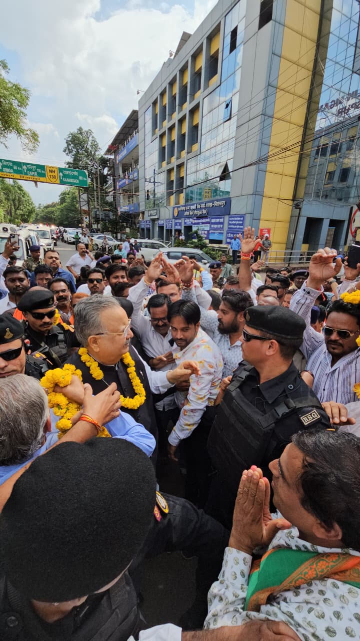 बेलतरा विधानसभा के भाजपा कार्यकर्ताओं के द्वारा विधानसभा अध्यक्ष डॉ रमन सिंह का भव्य स्वागत