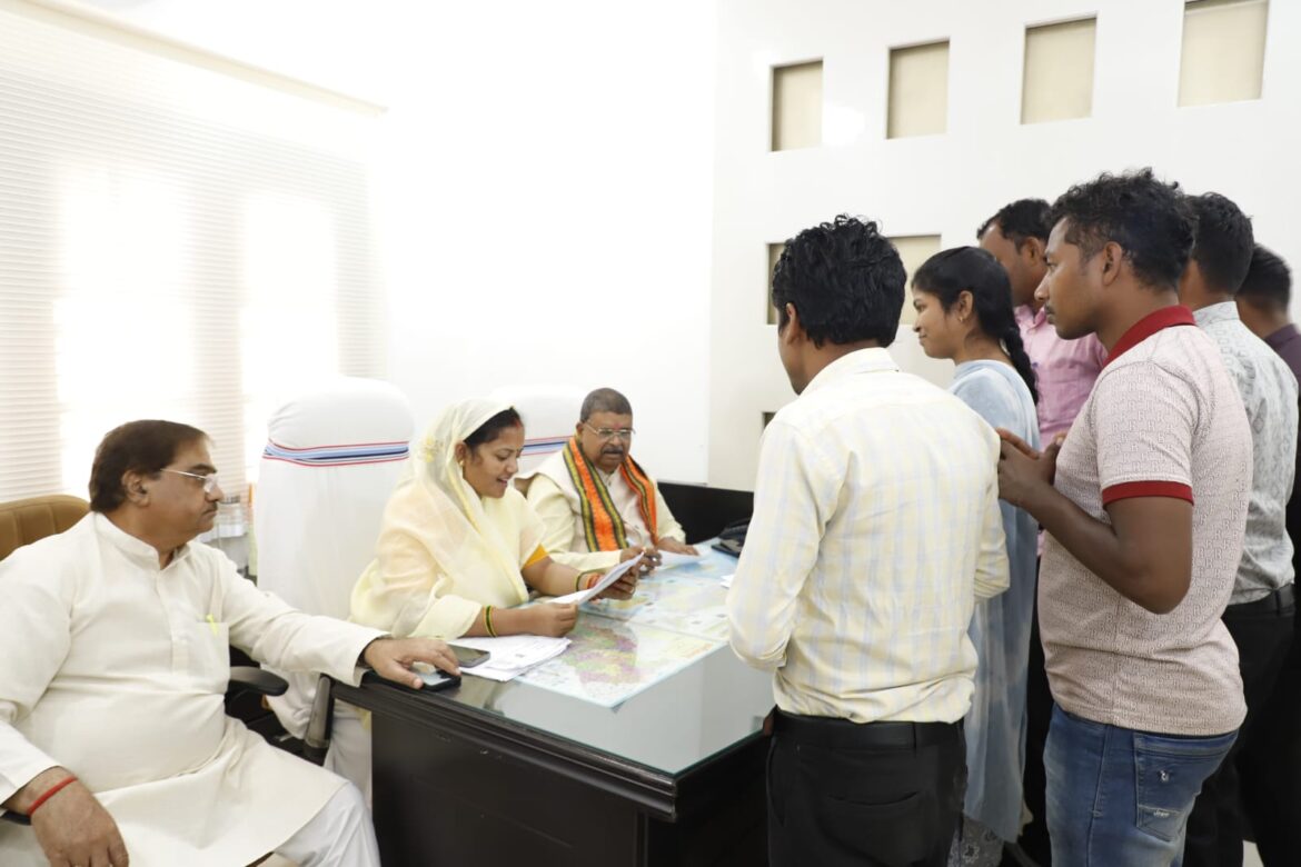 सहयोग केंद्र में मंत्री राजवाड़े ने किया कार्यकर्ताओं से संवाद