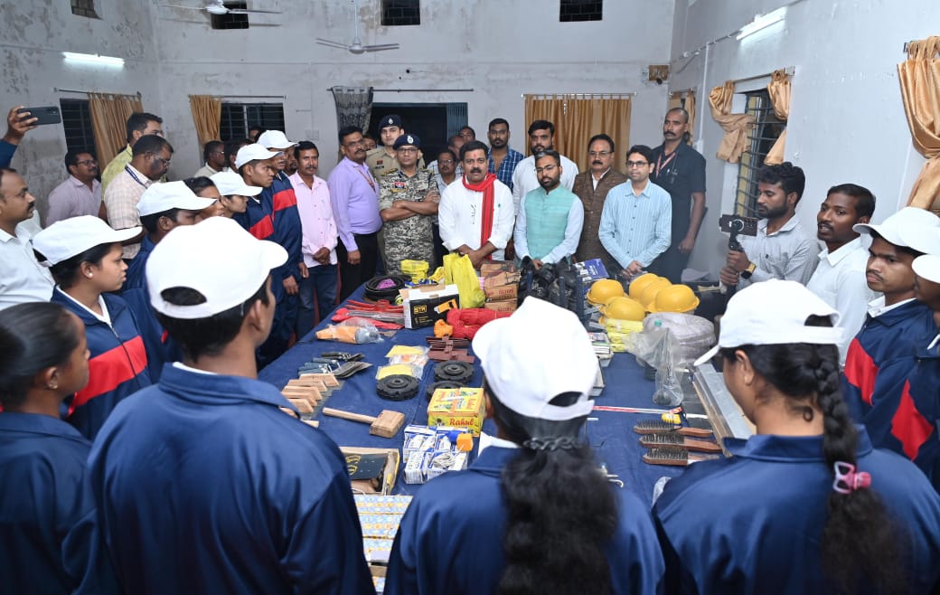 उपमुख्यमंत्री विजय शर्मा ने सुदूर वनांचल ग्राम में बनें पुनर्वास केंद्र में किया आकस्मिक निरीक्षण