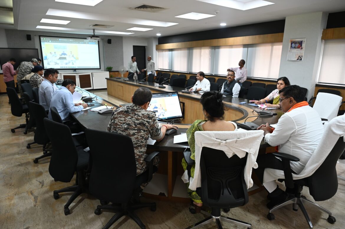 उप मुख्यमंत्री शर्मा ने नक्सल प्रभावित जिलों में विकास और पुनर्वास कार्यों में तेजी लाने के दिए निर्देश