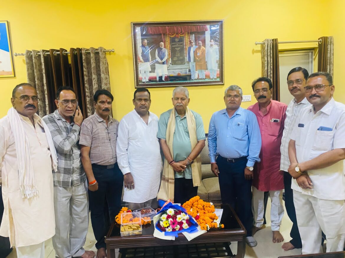 विधायक बिल्हा धरमलाल कौशिक के छत्तीसगढ़ विधानसभा “उत्कृष्ट विधायक 2025 ” सम्मान प्राप्त करने पर मुंगेली जिला अध्यक्ष दीनानाथ केशरवानी साहित भाजपा कार्यकर्ताओं ने सौजन्य भेंट कर दी बधाई