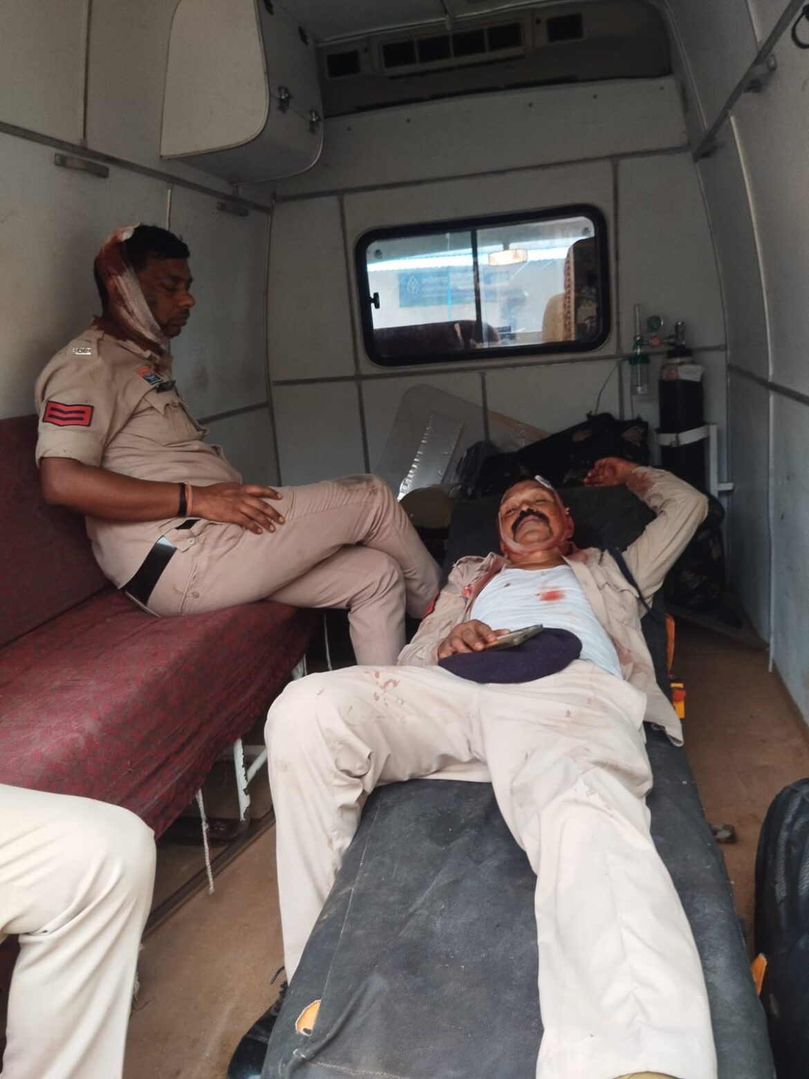 ज़मीन अधिग्रहण मामला: डीएसपी समेत 24 से अधिक पुलिसकर्मी घायल; अंबिकापुर-प्रतापपुर मार्ग ठप ​