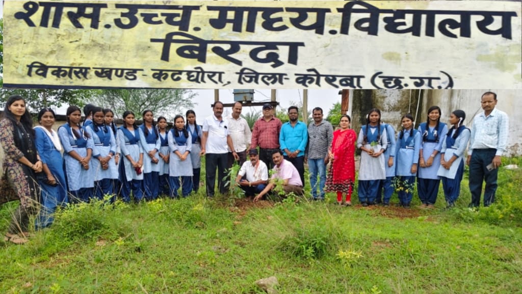 एक पेड़ माँ के नाम” अभियान के तहत शासकीय उच्चतर माध्यमिक विद्यालय बिरदा में हुआ पौधरोपण