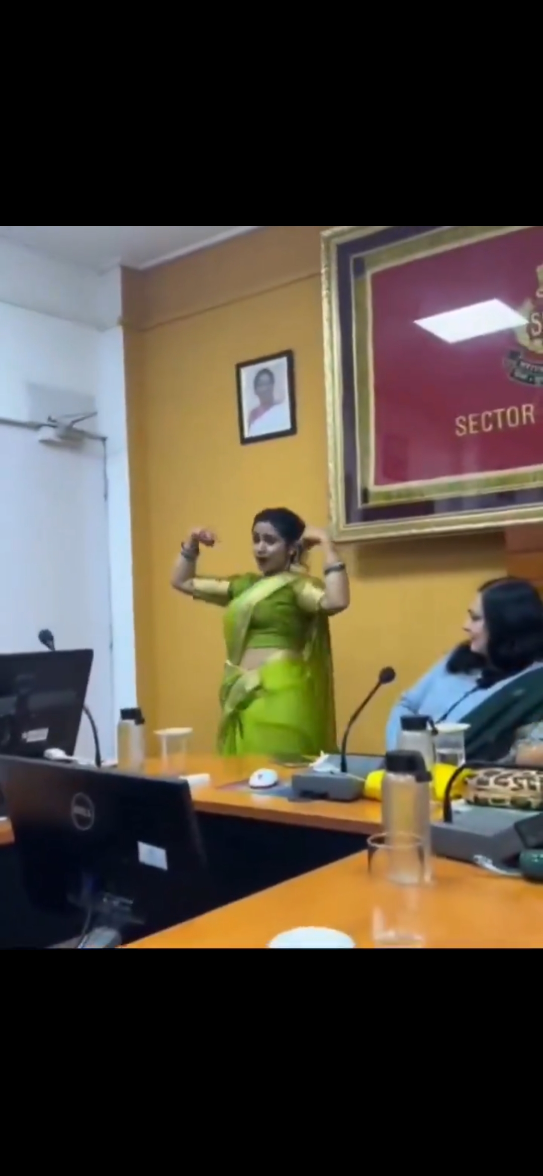 सरकारी मीटिंग हॉल में डांस वीडियो वायरल