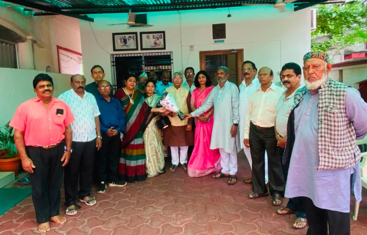 सेवा निवृत्त कर्मचारी कल्याण संघ, भिलाई ने पूर्व विधानसभा अध्यक्ष धरमलाल कौशिक से सौजन्य भेंट कर सौंपा ज्ञापन