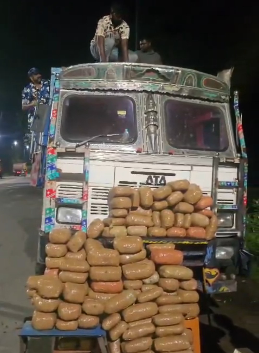बंगाल में अंतरराज्यीय ड्रग तस्करी: कोलकाता STF व पुलिस कार्रवाई में 7 गिरफ्तार