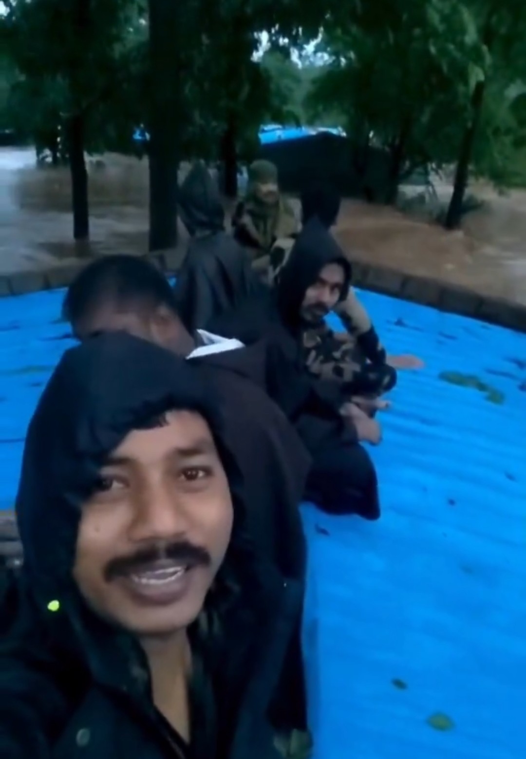 अबूझमाड़ में बाढ़ का कहर:BSF जवानों ने छत-पेड़ों पर चढ़कर बचाई जान, देखिए वीडियो