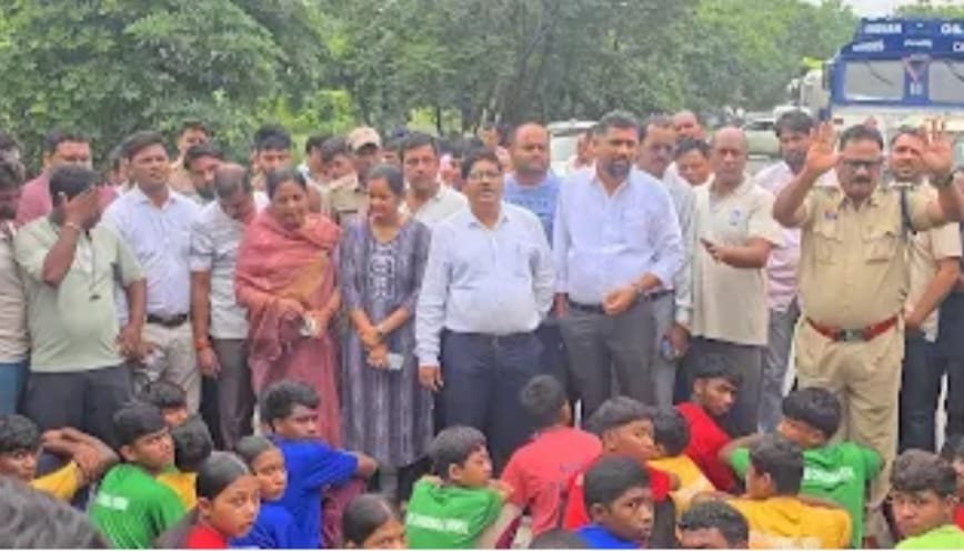 सलोरा एकलव्य विद्यालय में छात्रों को सड़क पर उतरने के लिए मजबूर करने वाले जिम्मेदार अधिकारियों पर हो कार्रवाई, सहायक आयुक्त को हटाकर हो निष्पक्ष जांच :राजेश यादव
