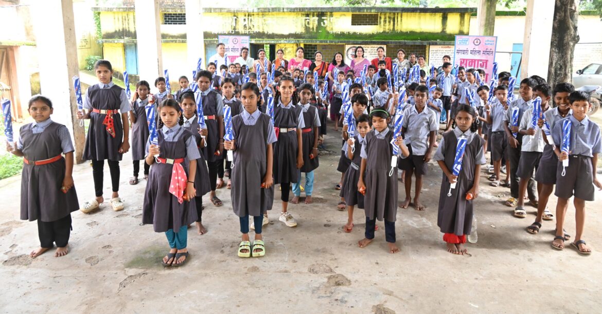 एनटीपीसी सीपत संगवारी महिला समिति ने शासकीय प्राथमिक विद्यालयों के विद्यार्थियों को वितरित किए छाते*