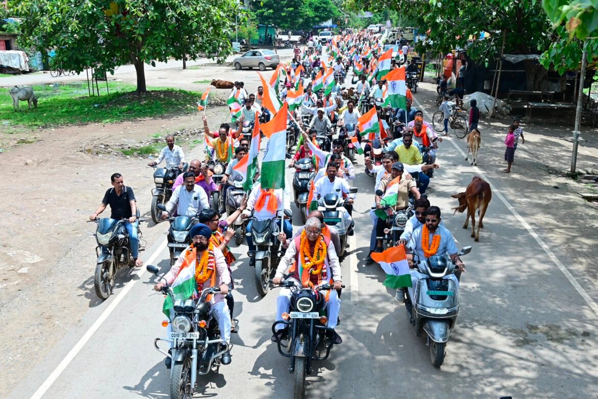 हर घर तिरंगा अभियान के अंतर्गत बिल्हा में निकली भव्य तिरंगा यात्रा