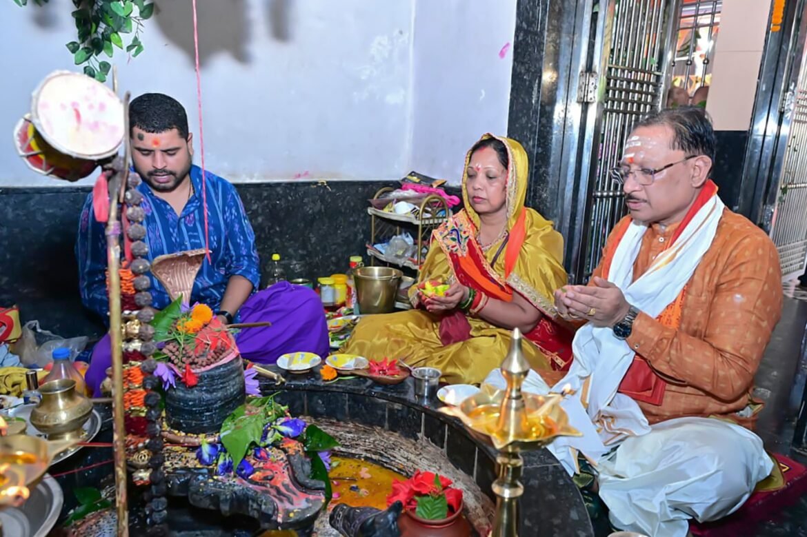 मुख्यमंत्री ने सावन सोमवार और नागपंचमी पर श्री फलेश्वरनाथ महादेव की पूजा-अर्चना की