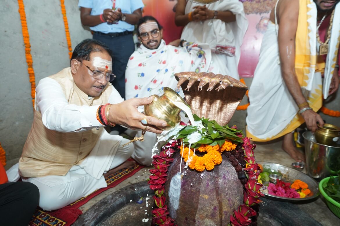 मुख्यमंत्री ने बाबा कर्मेश्वर का किया रुद्राभिषेक, प्रदेशवासियों की सुख-समृद्धि की कामना की